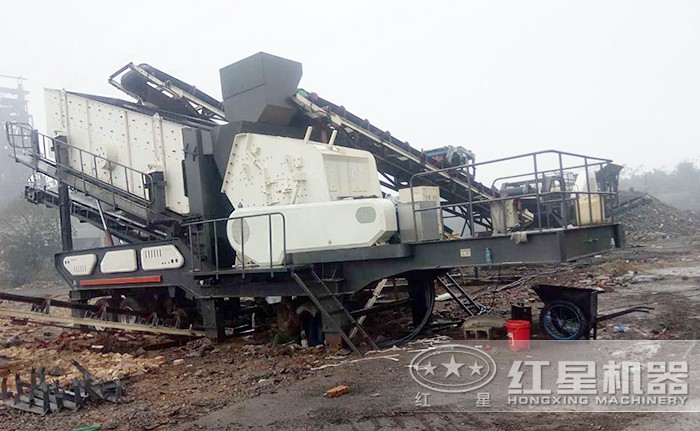 輪胎裝置的流動石頭破碎機作業(yè)現(xiàn)場 輪胎裝置的流動石頭破碎機作業(yè)現(xiàn)場